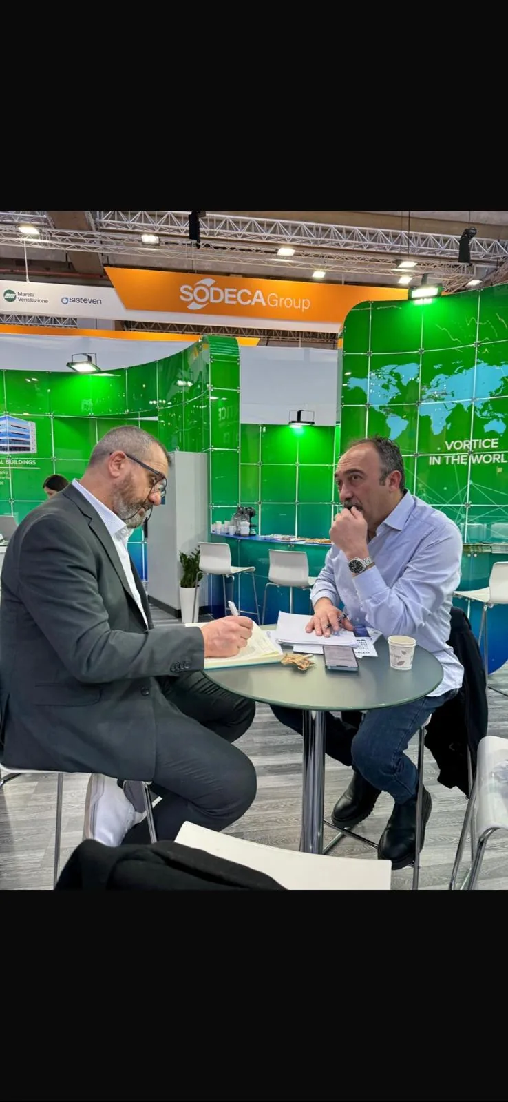 Le fondateur de Central Air Concept, en costume, sur un salon international de la ventilation