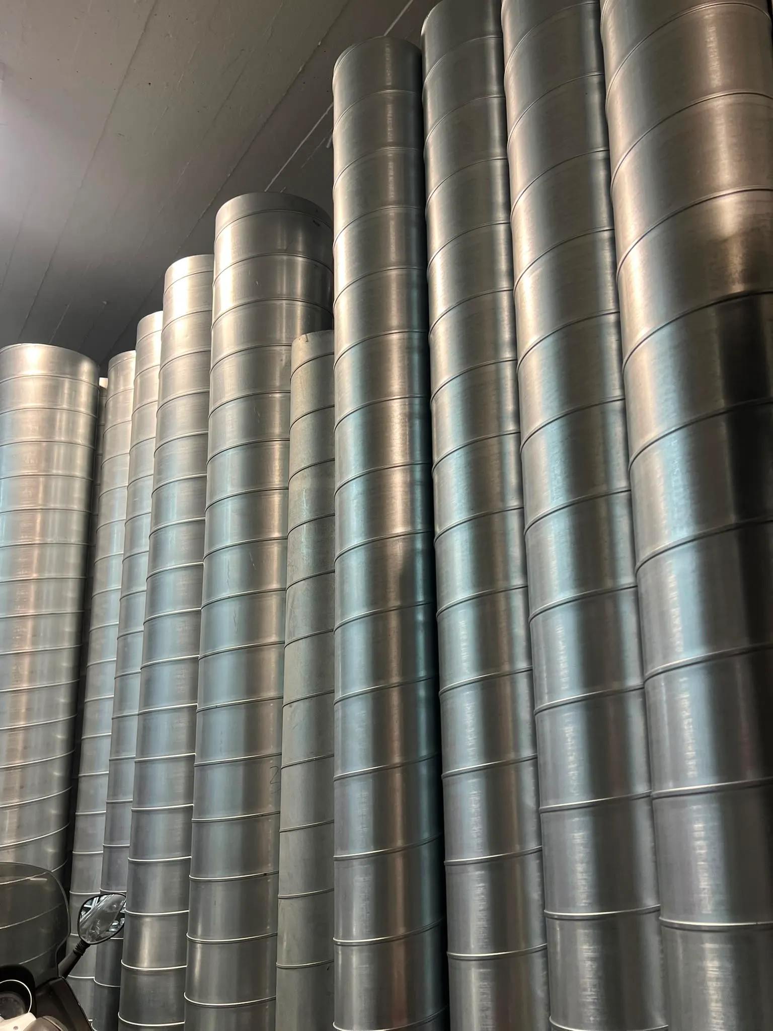 Conduits spiralés galvanisés en stock au dépôt Central Air Concept à Schaerbeek