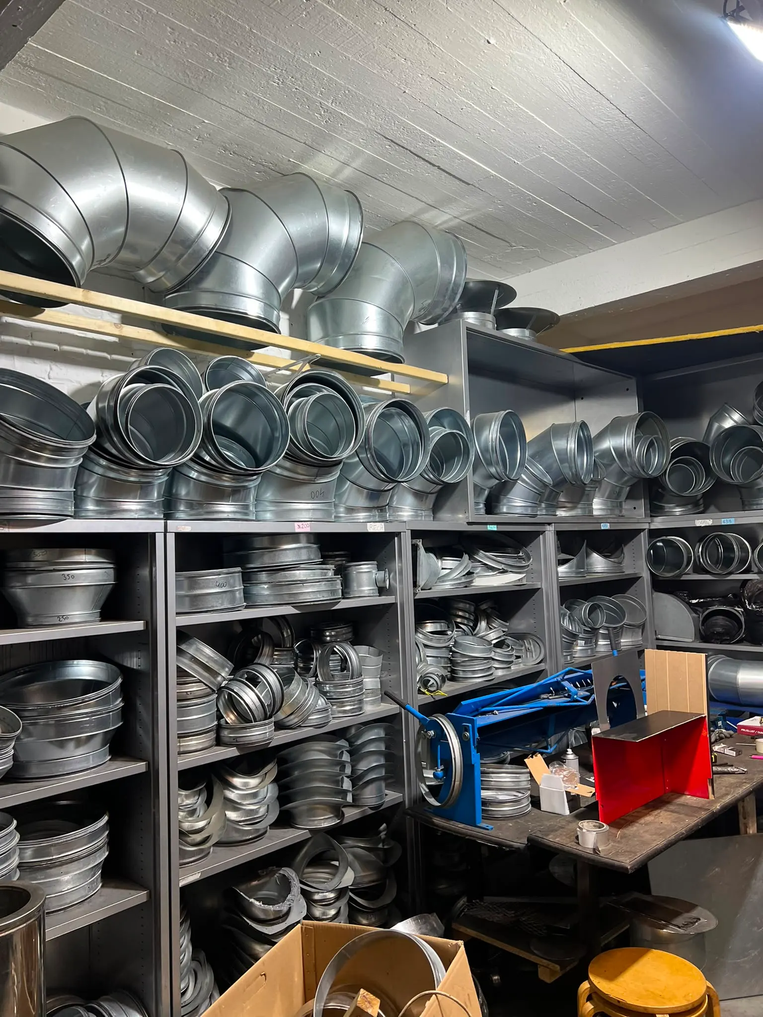 Rayonnage de coudes et raccords galvanisés